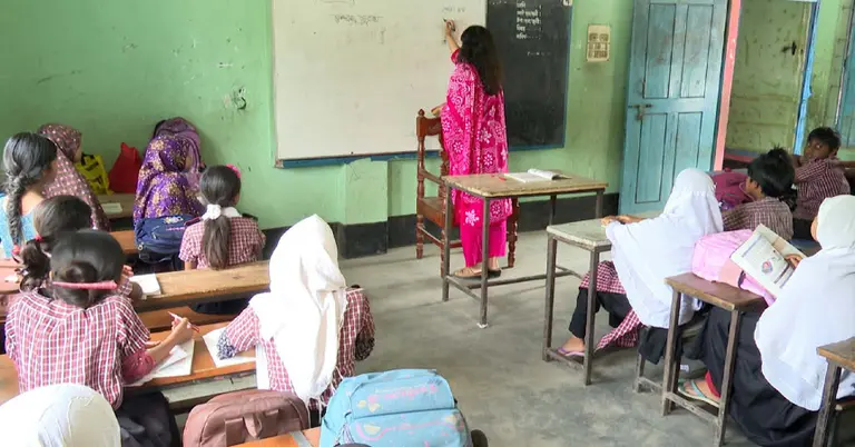 ক্লাসে পাঠদান চলছে